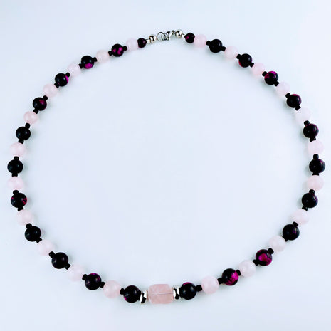 Handgefertigte Rosenquarz-Jaspis Damenhalskette von Elurea, in der Schweiz gefertigt, mit Rocaille-Perlen in zarten Rosatönen, individuell anpassbar im ‚Style it yourself‘ Konzept.