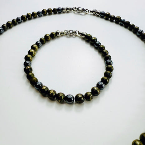 Natursteinschmuckset mit metallisch glänzenden Hämatit- und Pyritperlen