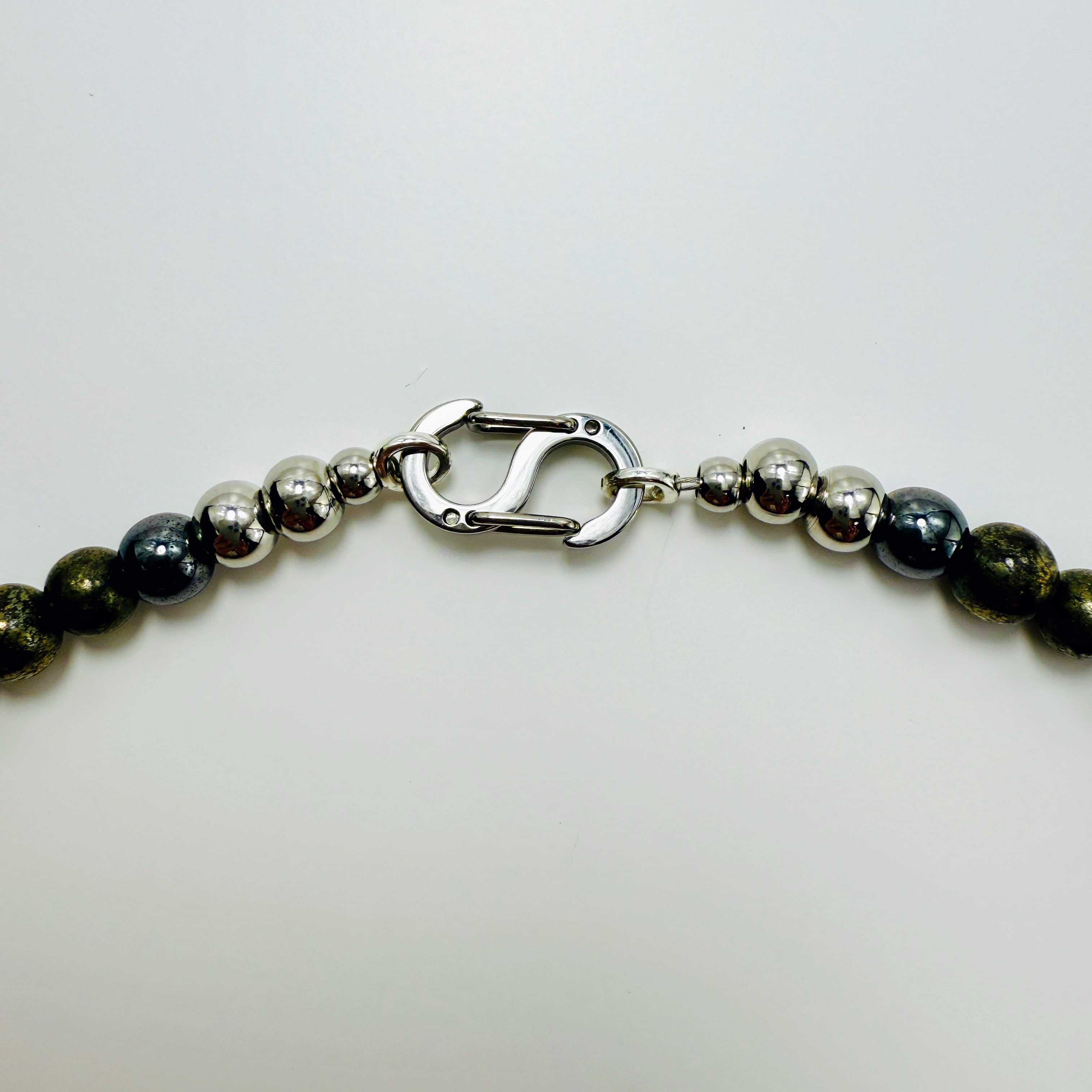 In der Schweiz gefertigter Schmuck mit echtem Pyrit und Hämatit
