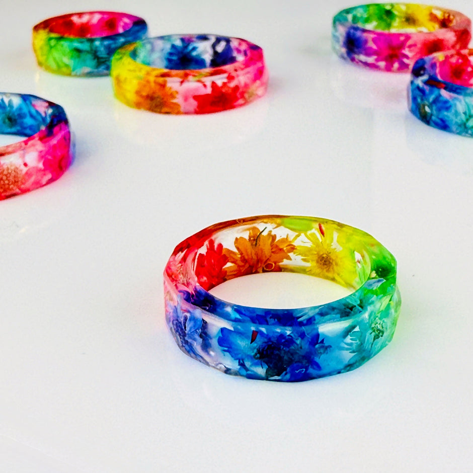 Handgefertigter bunter Seidenblüten-Ring aus klarem Epoxidharz von Elurea, in Schweizer Handarbeit gefertigt und individuell anpassbar im 'Style it yourself'-Konzept, aus hochwertigen Materialien.