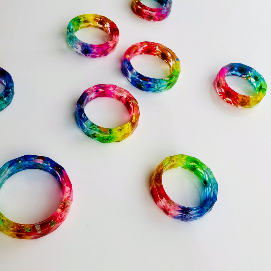 Handgefertigter bunter Seidenblüten-Ring aus klarem Epoxidharz von Elurea, in Schweizer Handarbeit gefertigt und individuell anpassbar im 'Style it yourself'-Konzept, aus hochwertigen Materialien.
