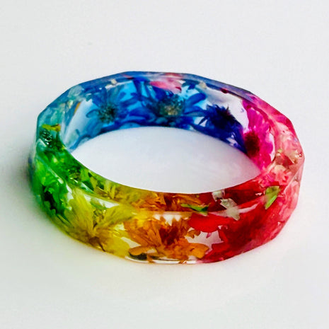 Handgefertigter bunter Seidenblüten-Ring aus klarem Epoxidharz von Elurea, in Schweizer Handarbeit gefertigt und individuell anpassbar im 'Style it yourself'-Konzept, aus hochwertigen Materialien.