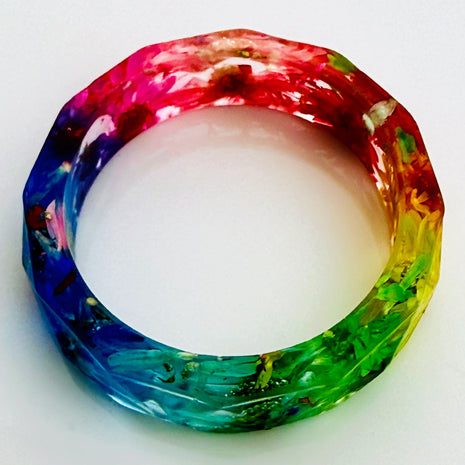 Handgefertigter bunter Seidenblüten-Ring aus klarem Epoxidharz von Elurea, in Schweizer Handarbeit gefertigt und individuell anpassbar im 'Style it yourself'-Konzept, aus hochwertigen Materialien.
