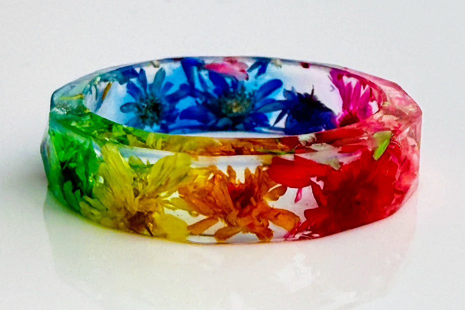 Handgefertigter bunter Seidenblüten-Ring aus klarem Epoxidharz von Elurea, in Schweizer Handarbeit gefertigt und individuell anpassbar im 'Style it yourself'-Konzept, aus hochwertigen Materialien.