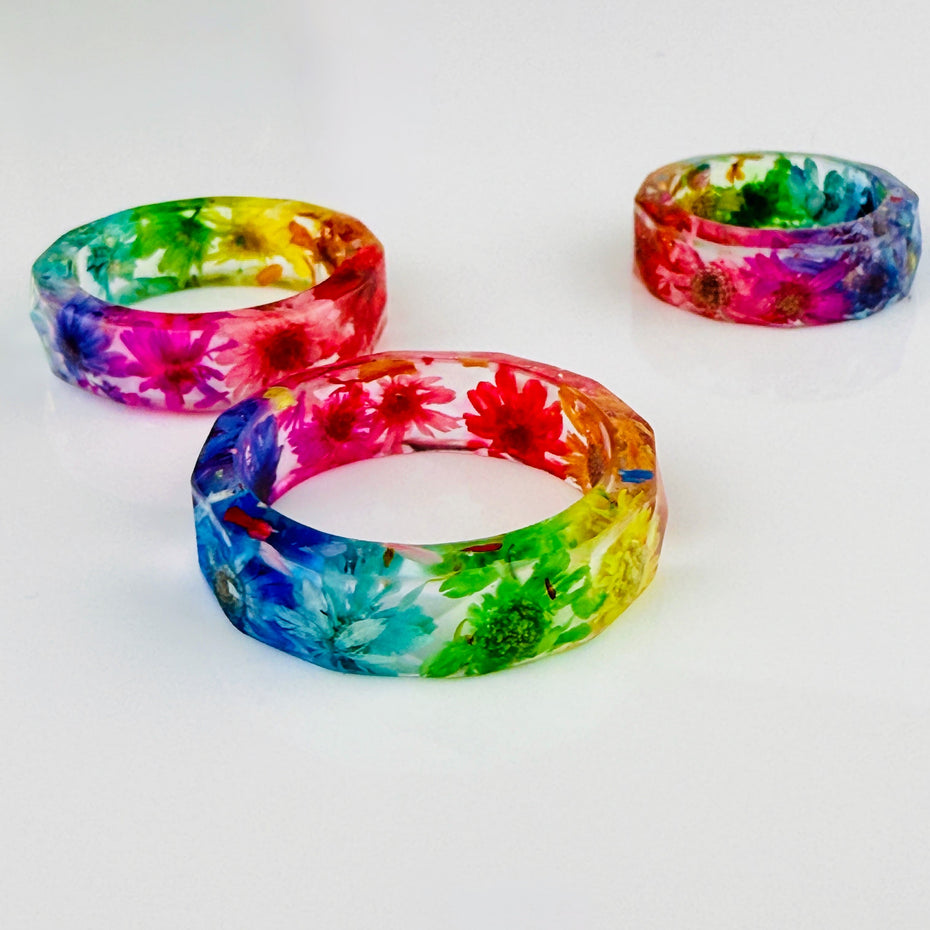 Handgefertigter bunter Seidenblüten-Ring aus klarem Epoxidharz von Elurea, in Schweizer Handarbeit gefertigt und individuell anpassbar im 'Style it yourself'-Konzept, aus hochwertigen Materialien.