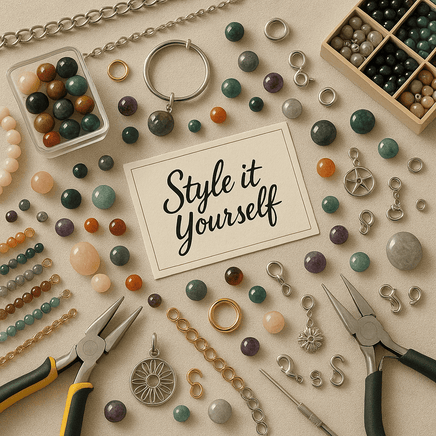Flach gelegte Schmuckdesign-Szene mit bunten Edelsteinperlen, silbernen und goldenen Edelstahlelementen, Verschlüssen und Werkzeugen rund um eine Karte mit dem Schriftzug „Style it Yourself“ – kreative Inspiration für die individuelle Schmuckgestaltung.