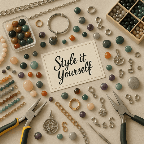 Flach gelegte Schmuckdesign-Szene mit bunten Edelsteinperlen, silbernen und goldenen Edelstahlelementen, Verschlüssen und Werkzeugen rund um eine Karte mit dem Schriftzug „Style it Yourself“ – kreative Inspiration für die individuelle Schmuckgestaltung.