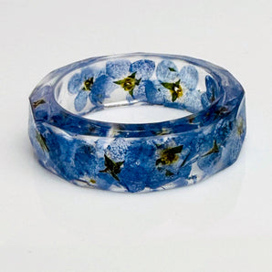 Handgefertigter Epoxidharz-Ring mit echten Vergissmeinnicht-Blüten von Elurea, in Schweizer Handarbeit gefertigt und individuell anpassbar im 'Style it yourself'-Konzept, aus hochwertigen Materialien.