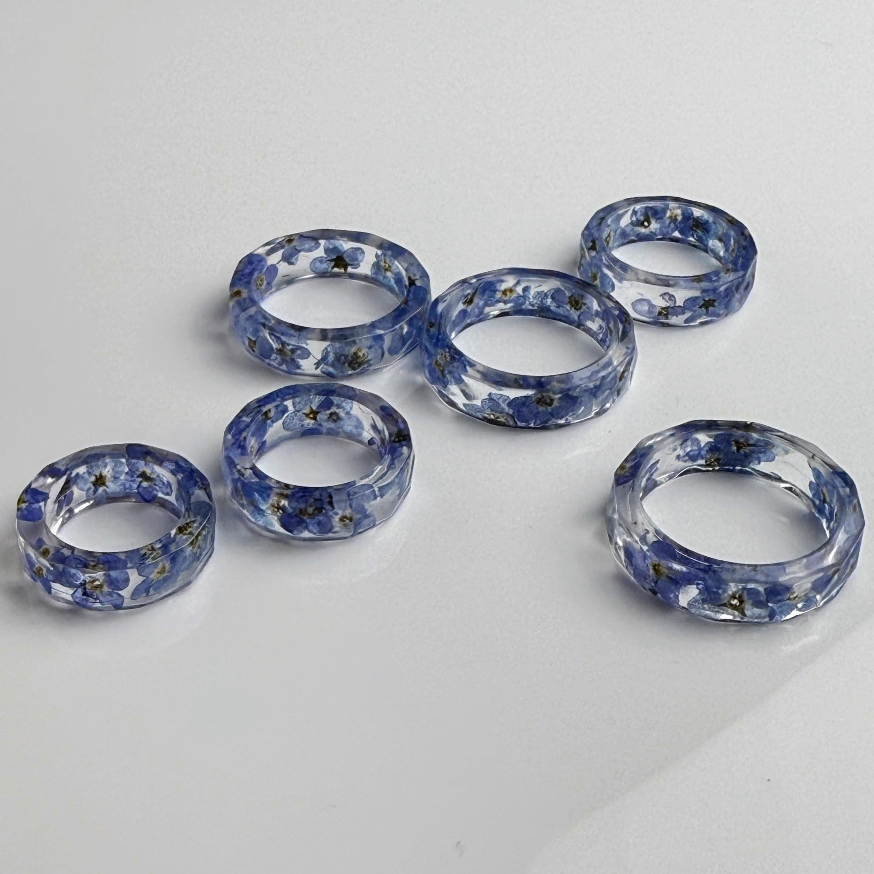 Handgefertigter Epoxidharz-Ring mit echten Vergissmeinnicht-Blüten von Elurea, in Schweizer Handarbeit gefertigt und individuell anpassbar im 'Style it yourself'-Konzept, aus hochwertigen Materialien.