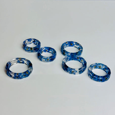 Handgefertigter Epoxidharz-Ring mit echten Vergissmeinnicht-Blüten von Elurea, in Schweizer Handarbeit gefertigt und individuell anpassbar im 'Style it yourself'-Konzept, aus hochwertigen Materialien.