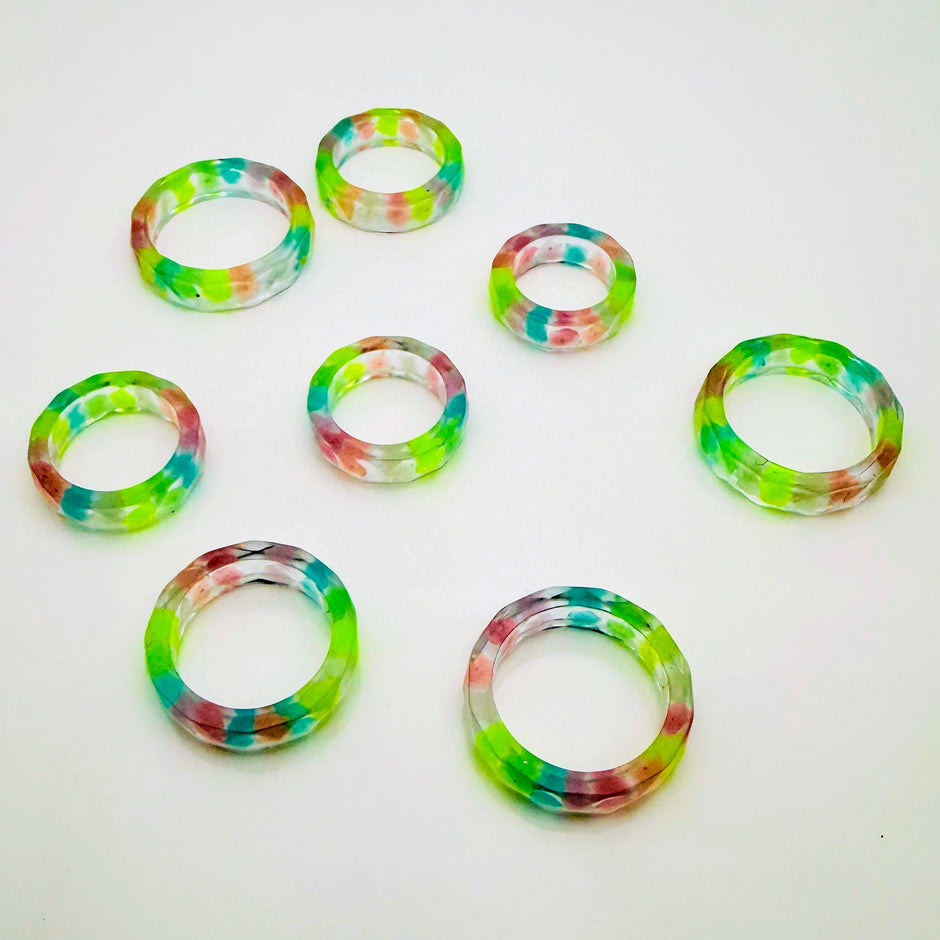 Stilvoller, facettierter Epoxid-Harz-Ring mit fluoreszierenden Partikeln – moderner, individueller Schmuck.
