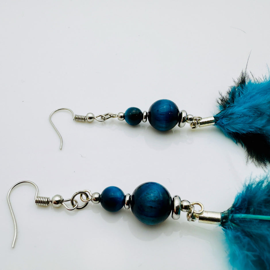 Elegante Feder-Ohrringe in Türkis mit Glasperlen und Edelstahlhaken