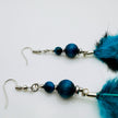 Elegante Feder-Ohrringe in Türkis mit Glasperlen und Edelstahlhaken