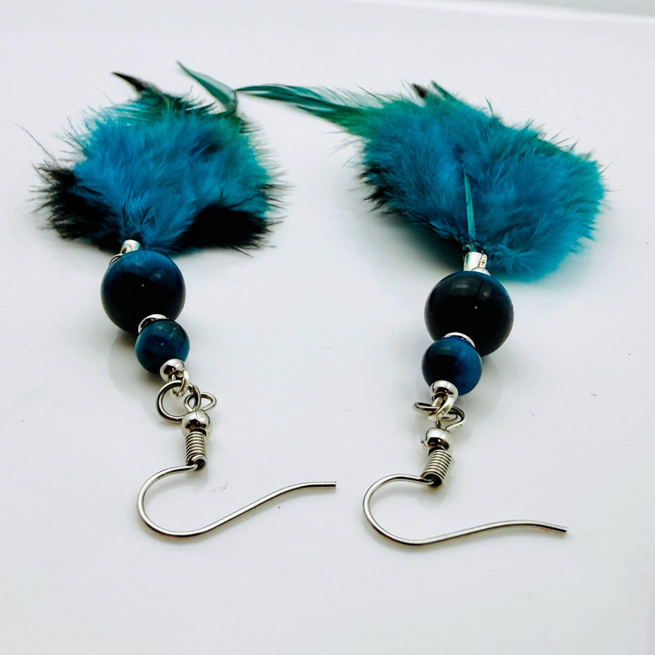 Detailaufnahme der Federohrringe mit Edelstahlhaken und Perlen