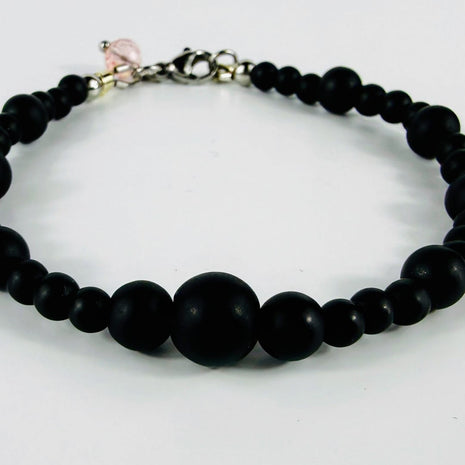 Feine Onyx-Perlen und ein funkelnder Glas Anhänger – Bracelets – mit Silber (Produktansicht)