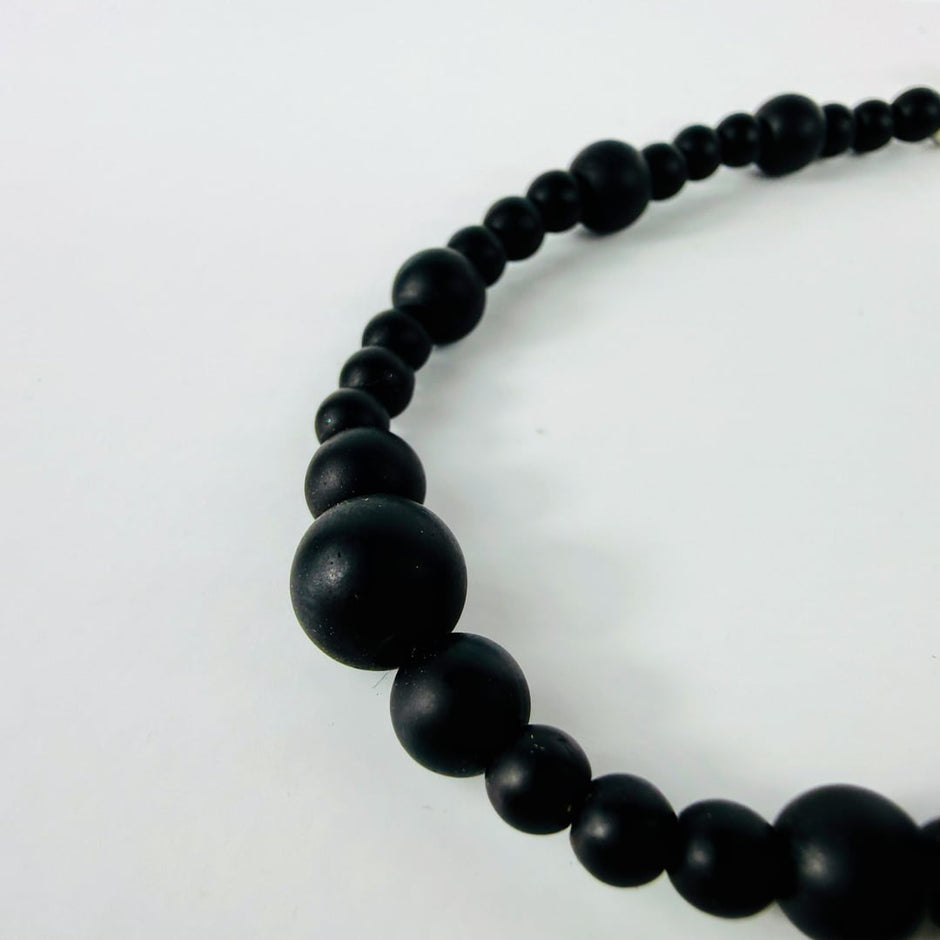 Feine Onyx-Perlen und ein funkelnder Glas Anhänger – Produktabbildung 3