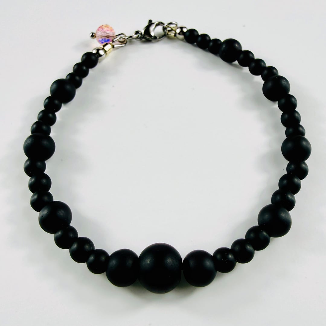 Feine Onyx-Perlen und ein funkelnder Glas Anhänger – Produktabbildung 4