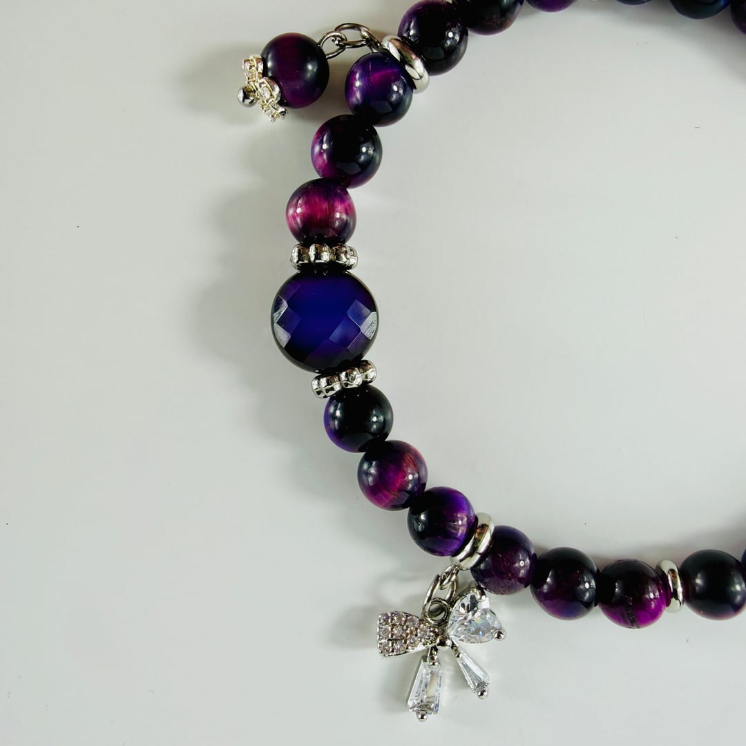 Feminines Armband aus Galaxy Tigerauge mit kleinen Anhängern und einem facettierten Achat Hauptstein – Produktabbildung 10