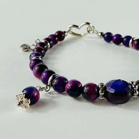 Feminines Armband aus Galaxy Tigerauge mit kleinen Anhängern und einem facettierten Achat Hauptstein – Bracelets – mit Silbe…