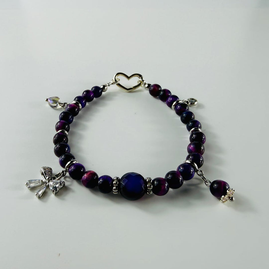 Feminines Armband aus Galaxy Tigerauge mit kleinen Anhängern und einem facettierten Achat Hauptstein – Bracelets – mit Silbe…