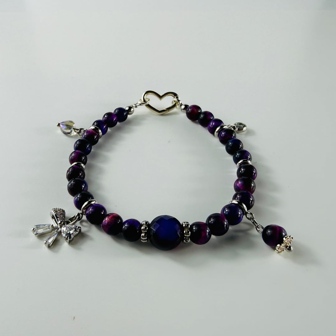 Feminines Armband aus Galaxy Tigerauge mit kleinen Anhängern und einem facettierten Achat Hauptstein – Bracelets – mit Silbe…