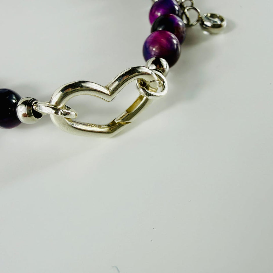 Feminines Armband aus Galaxy Tigerauge mit kleinen Anhängern und einem facettierten Achat Hauptstein – Bracelets – mit Silbe…