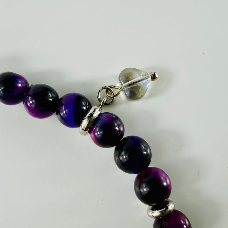 Feminines Armband aus Galaxy Tigerauge mit kleinen Anhängern und einem facettierten Achat Hauptstein – Bracelets – mit Silbe…