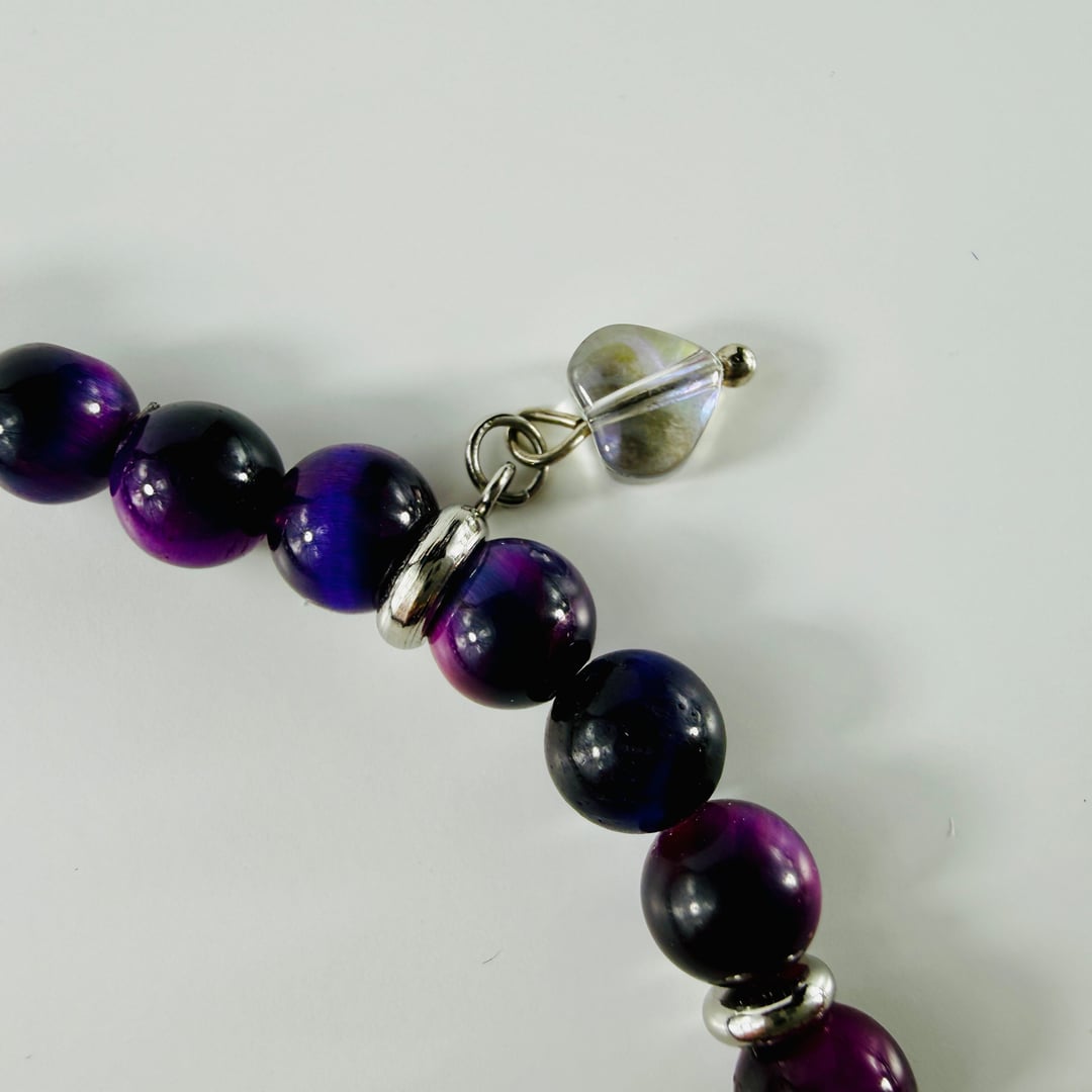 Feminines Armband aus Galaxy Tigerauge mit kleinen Anhängern und einem facettierten Achat Hauptstein – Bracelets – mit Silbe…