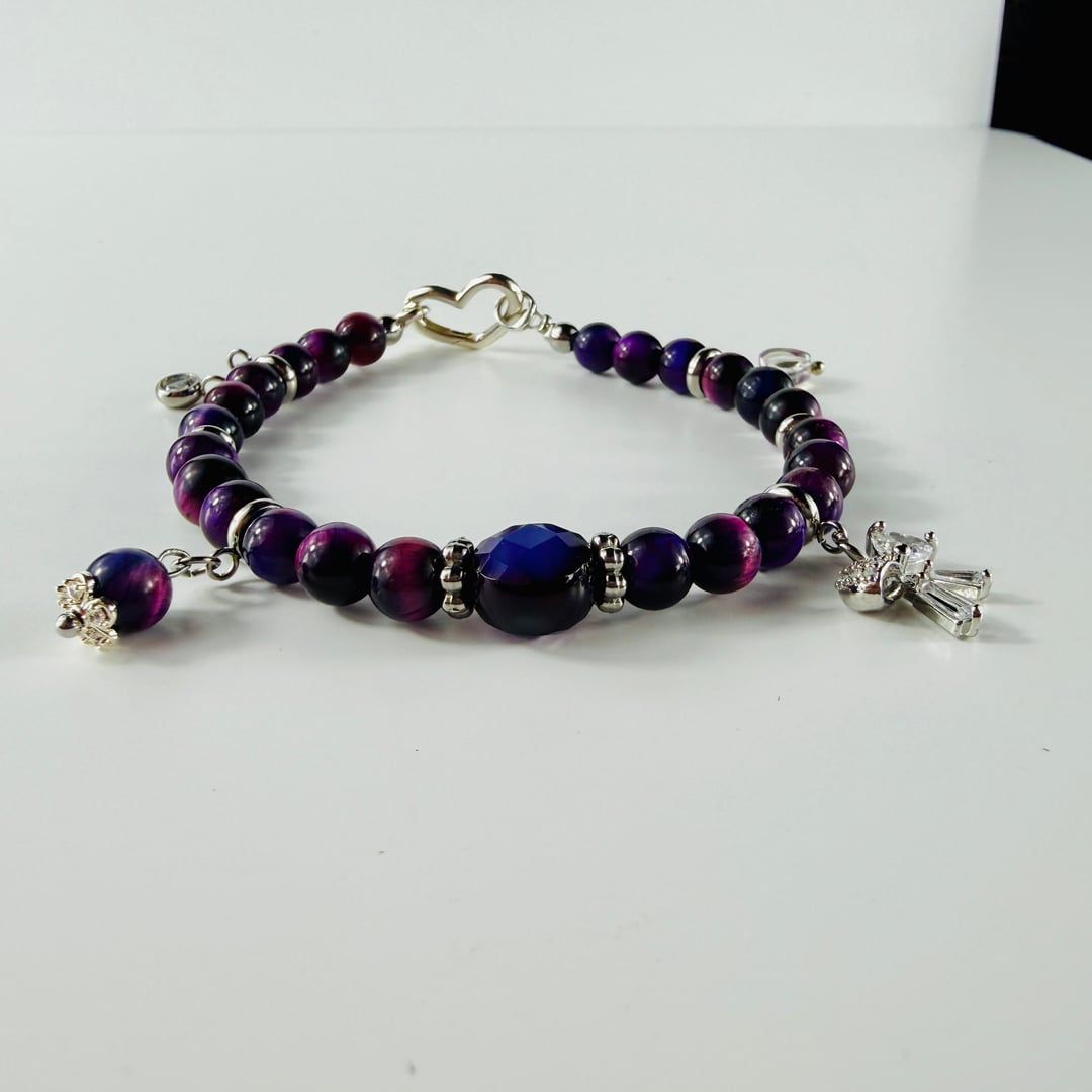 Feminines Armband aus Galaxy Tigerauge mit kleinen Anhängern und einem facettierten Achat Hauptstein – Bracelets – mit Silbe…