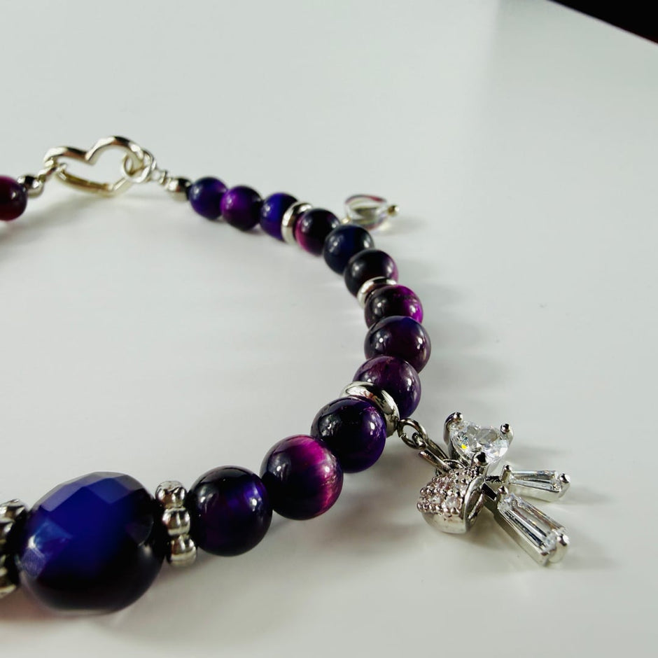 Feminines Armband aus Galaxy Tigerauge mit kleinen Anhängern und einem facettierten Achat Hauptstein – Bracelets – mit Silbe…