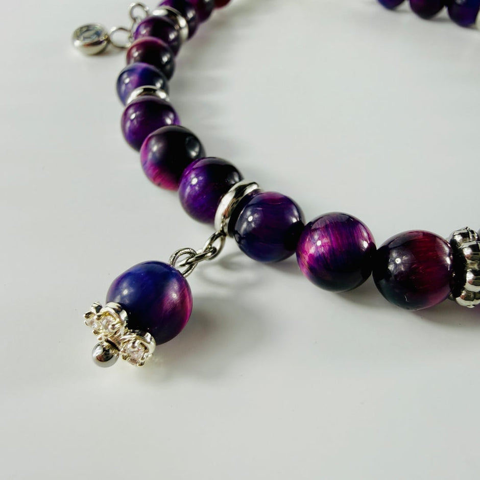 Feminines Armband aus Galaxy Tigerauge mit kleinen Anhängern und einem facettierten Achat Hauptstein – Bracelets – mit Silbe…