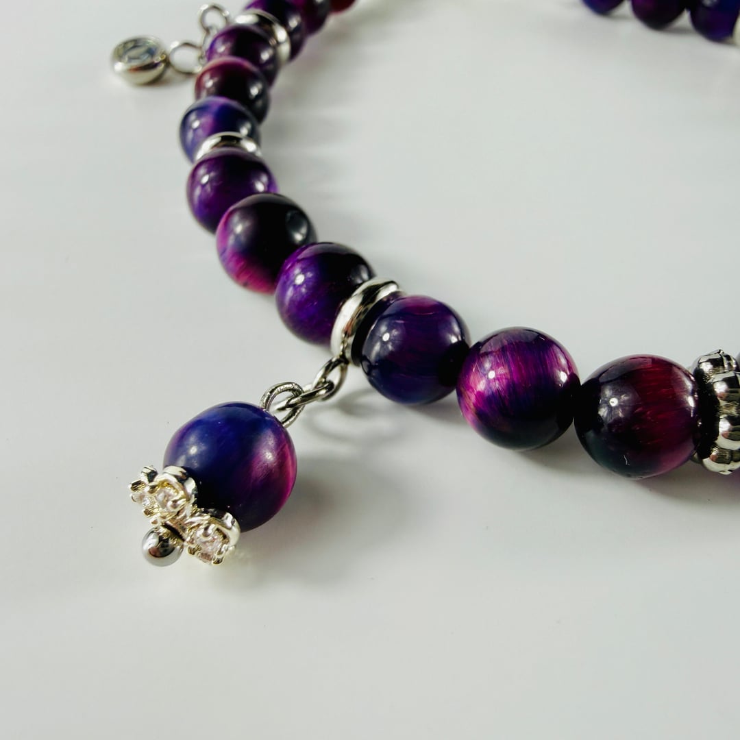 Feminines Armband aus Galaxy Tigerauge mit kleinen Anhängern und einem facettierten Achat Hauptstein – Bracelets – mit Silbe…