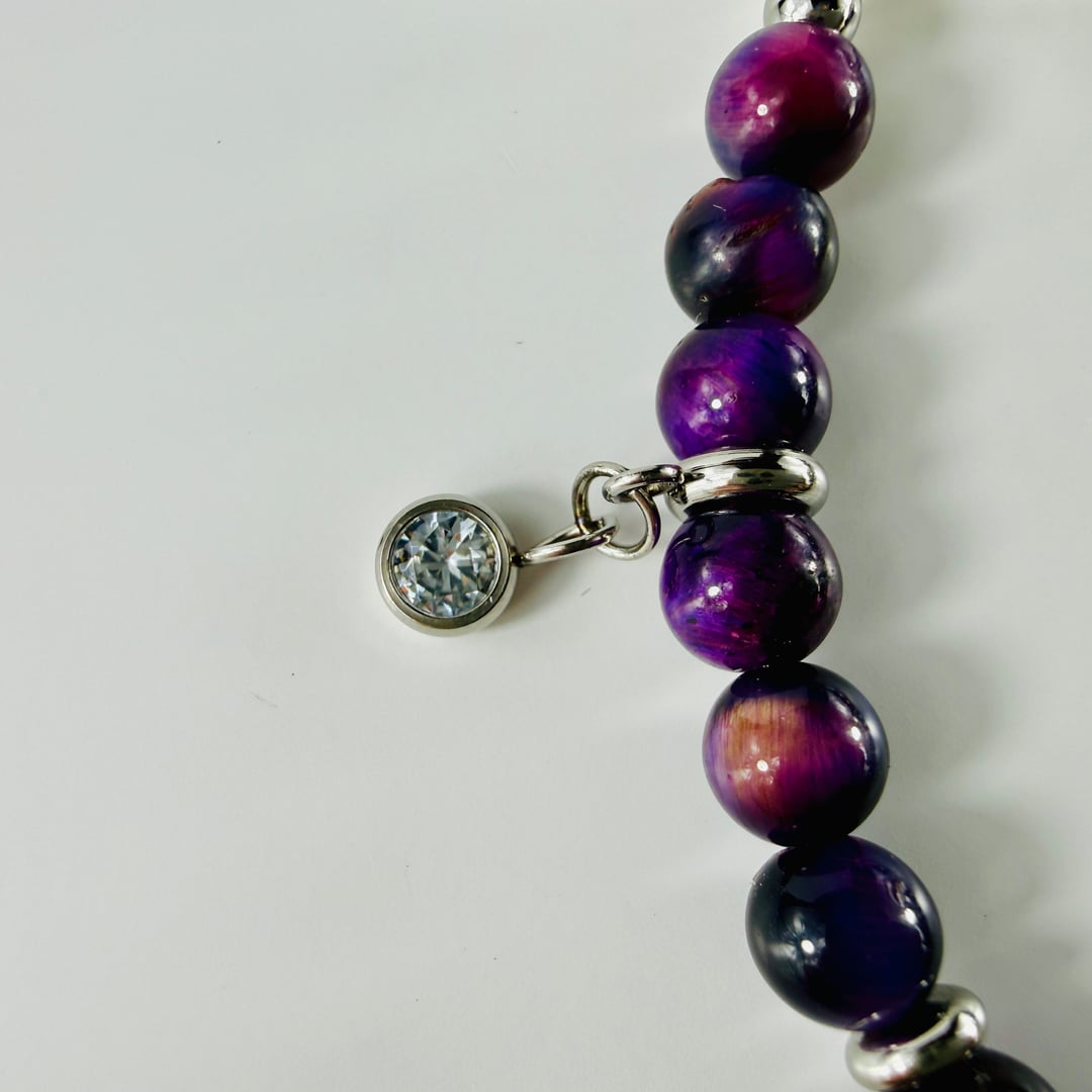 Feminines Armband aus Galaxy Tigerauge mit kleinen Anhängern und einem facettierten Achat Hauptstein – Produktabbildung 9