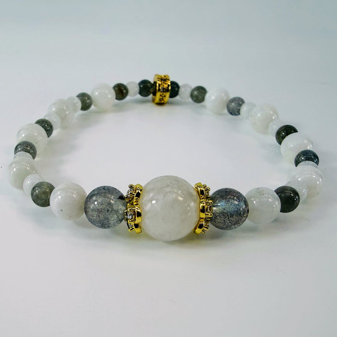 Feminines Mondstein-Armband kombiniert mit Labradorit und Rocailles – Bracelets – mit Perle, Silber (Produktansicht)