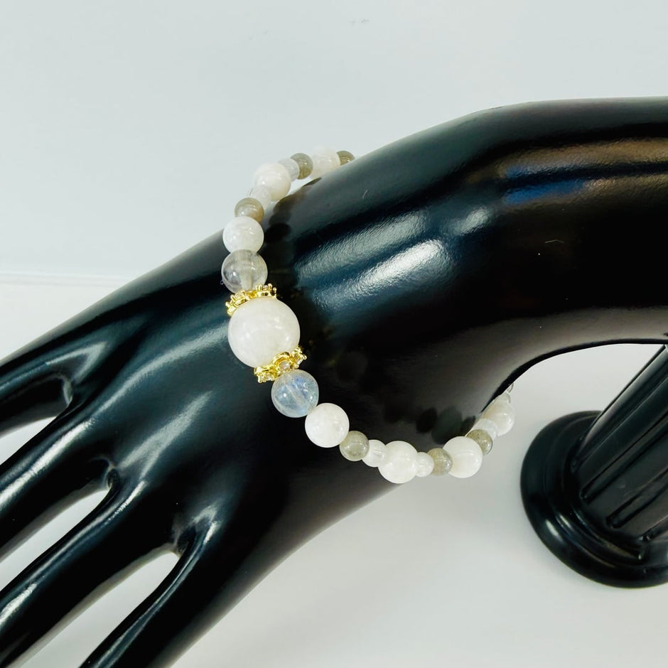 Feminines Mondstein-Armband kombiniert mit Labradorit und Rocailles – Bracelets – mit Perle, Silber (Produktansicht)