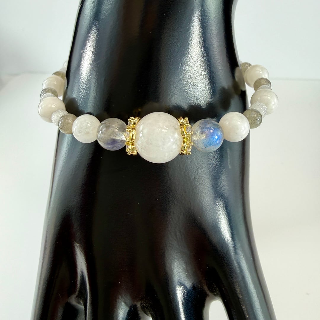 Feminines Mondstein-Armband kombiniert mit Labradorit und Rocailles – Produktabbildung 5