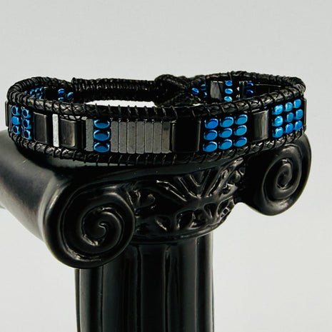 Flaches Armband mit feinen und detaillierten Hämatit-Steinen – Bracelets – mit Silber (Produktansicht)