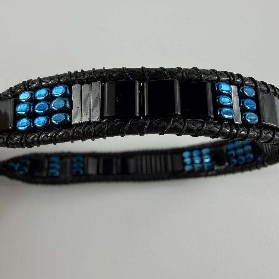 Flaches Armband mit feinen und detaillierten Hämatit-Steinen – Bracelets – mit Silber (Produktansicht)