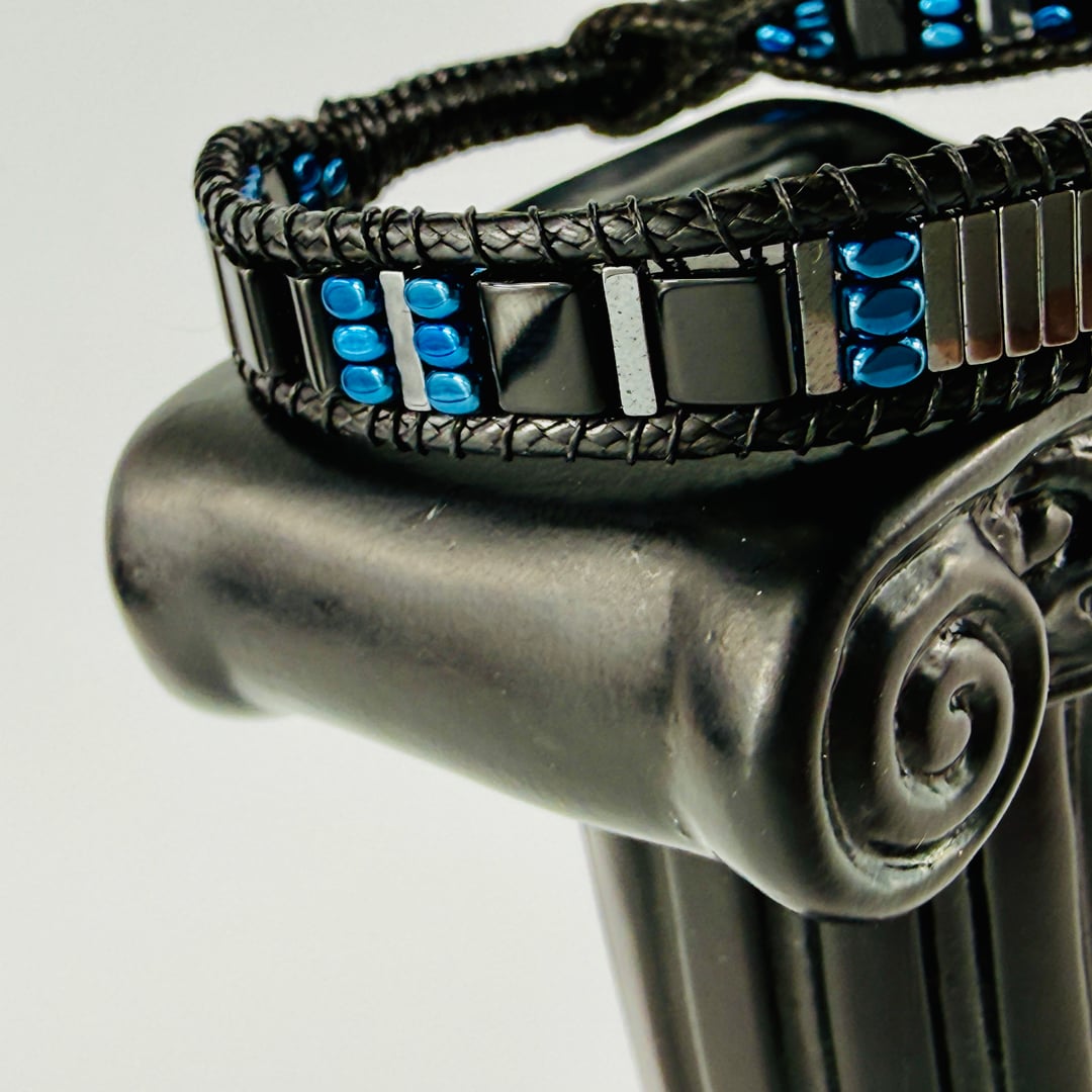 Flaches Armband mit feinen und detaillierten Hämatit-Steinen – Bracelets – mit Silber (Produktansicht)