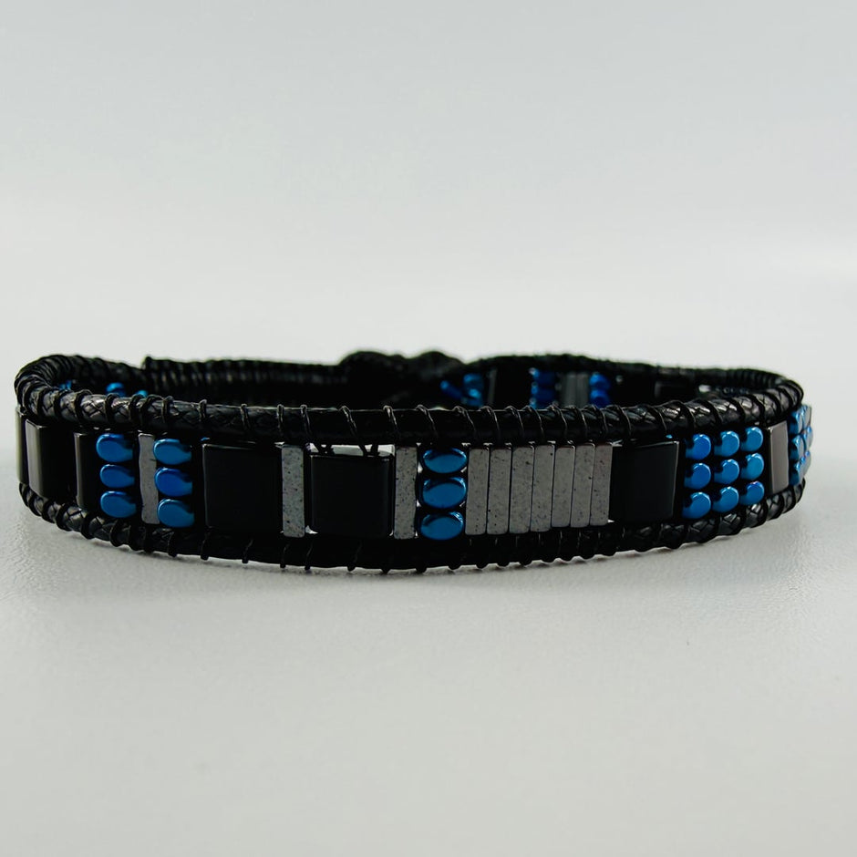 Flaches Armband mit feinen und detaillierten Hämatit-Steinen – Bracelets – mit Silber (Produktansicht)