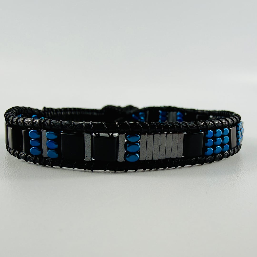 Flaches Armband mit feinen und detaillierten Hämatit-Steinen – Bracelets – mit Silber (Produktansicht)