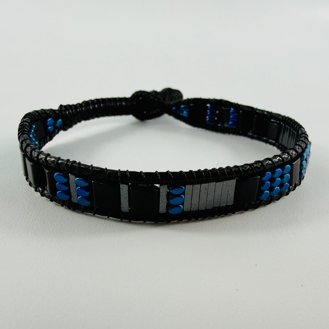 Flaches Armband mit feinen und detaillierten Hämatit-Steinen – Produktabbildung 8