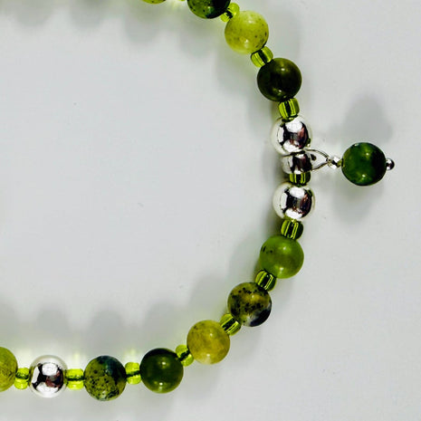 Frühlingshaftes und verspieltes Armband mit Jaspis - und Hämatit-Perlen und Rocailles – Bracelets – mit Silber (Produktansic…