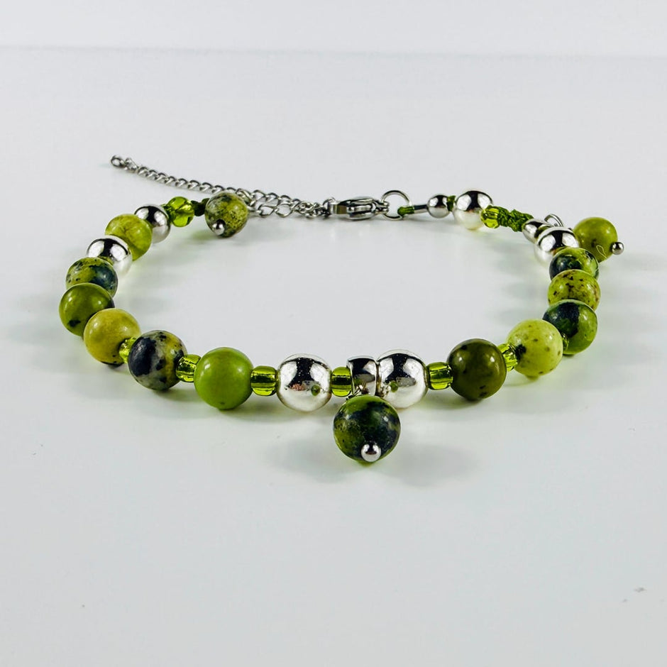 Frühlingshaftes und verspieltes Armband mit Jaspis - und Hämatit-Perlen und Rocailles – Bracelets – mit Silber (Produktansic…