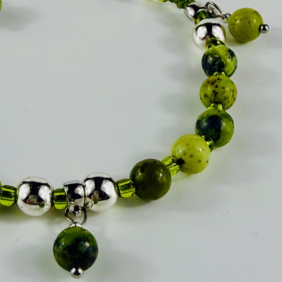 Frühlingshaftes und verspieltes Armband mit Jaspis - und Hämatit-Perlen und Rocailles – Bracelets – mit Silber (Produktansic…