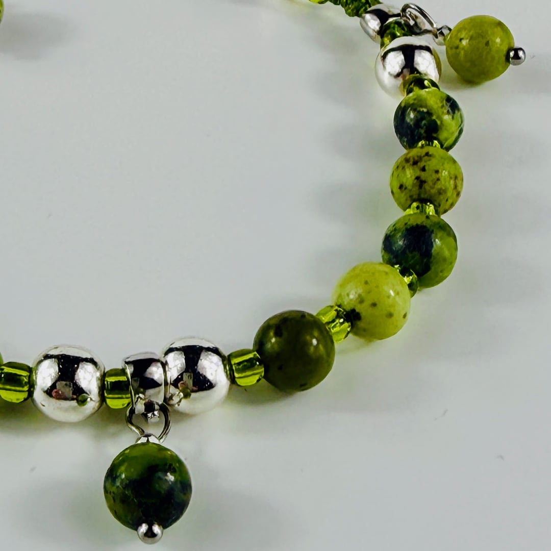 Frühlingshaftes und verspieltes Armband mit Jaspis - und Hämatit-Perlen und Rocailles – Bracelets – mit Silber (Produktansic…