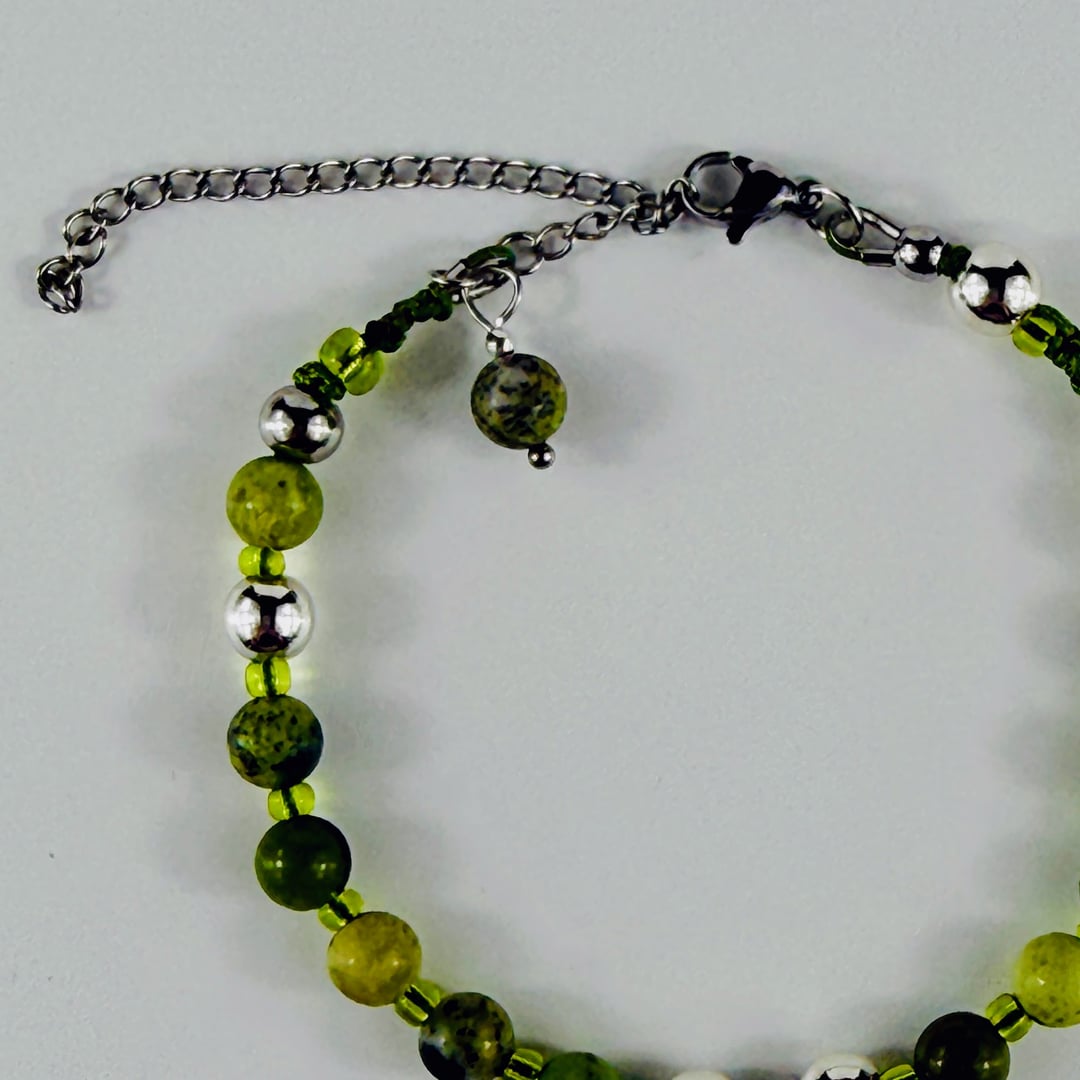 Frühlingshaftes und verspieltes Armband mit Jaspis - und Hämatit-Perlen und Rocailles – Bracelets – mit Silber (Produktansic…