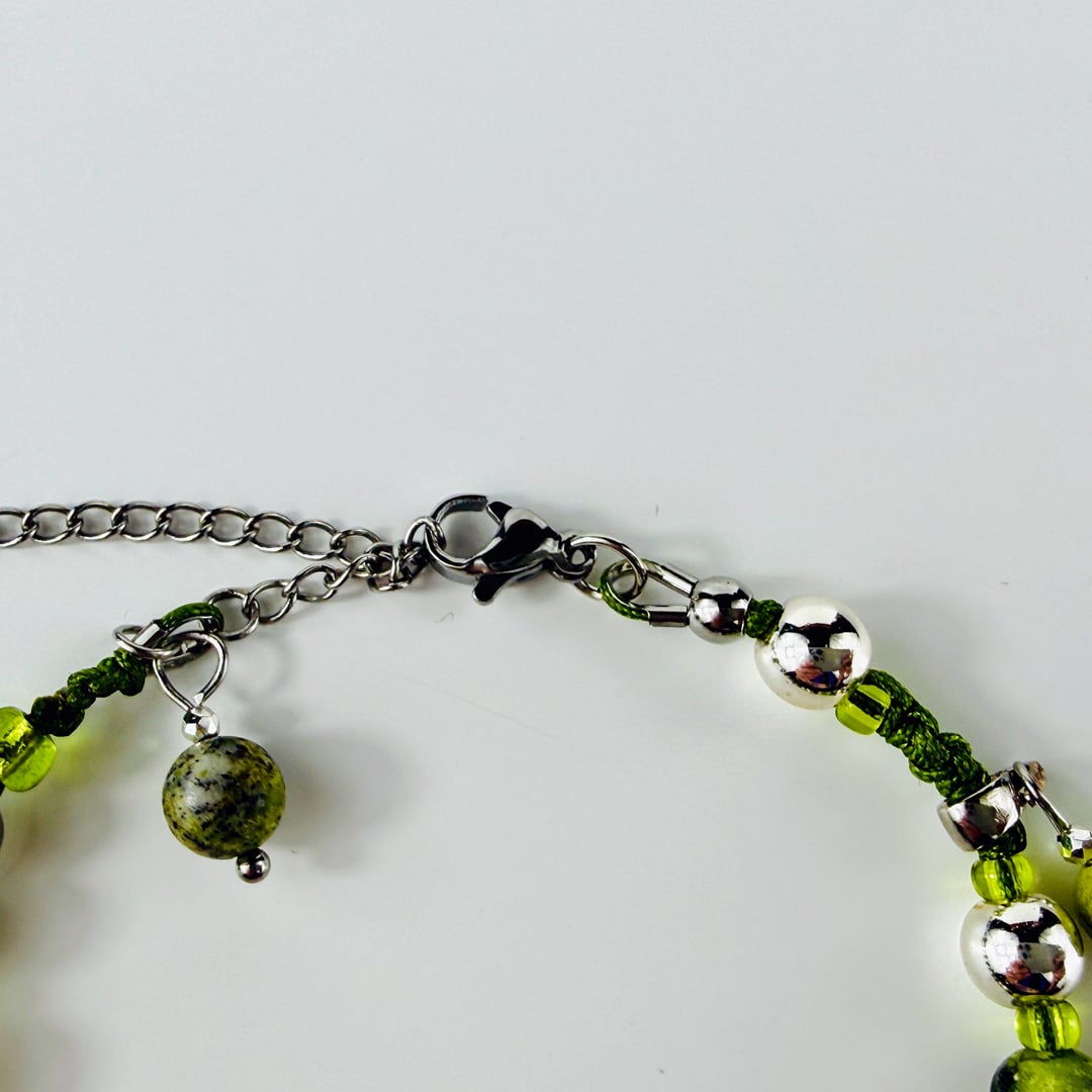 Frühlingshaftes und verspieltes Armband mit Jaspis - und Hämatit-Perlen und Rocailles – Produktabbildung 7