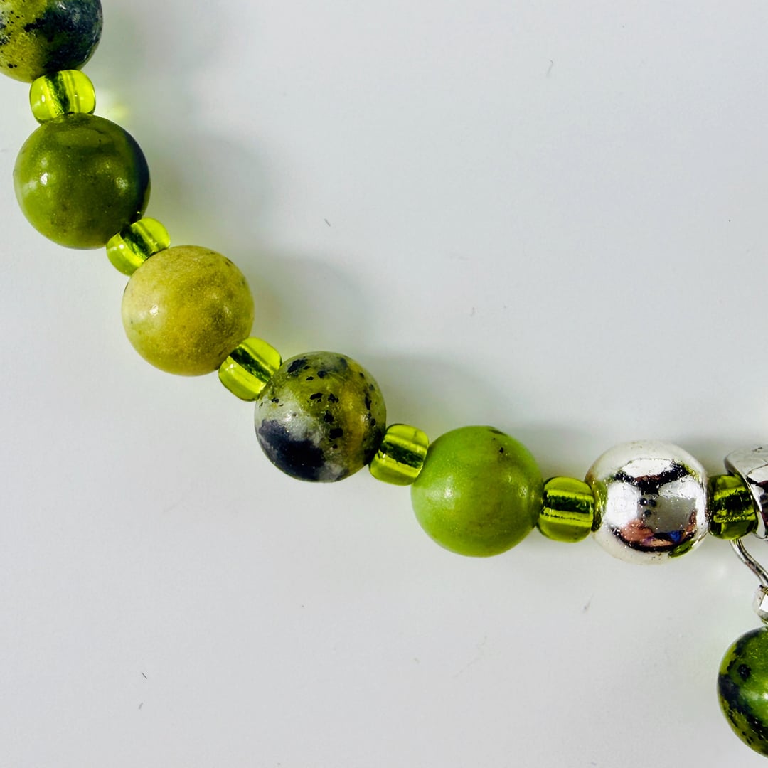 Frühlingshaftes und verspieltes Armband mit Jaspis - und Hämatit-Perlen und Rocailles – Produktabbildung 8