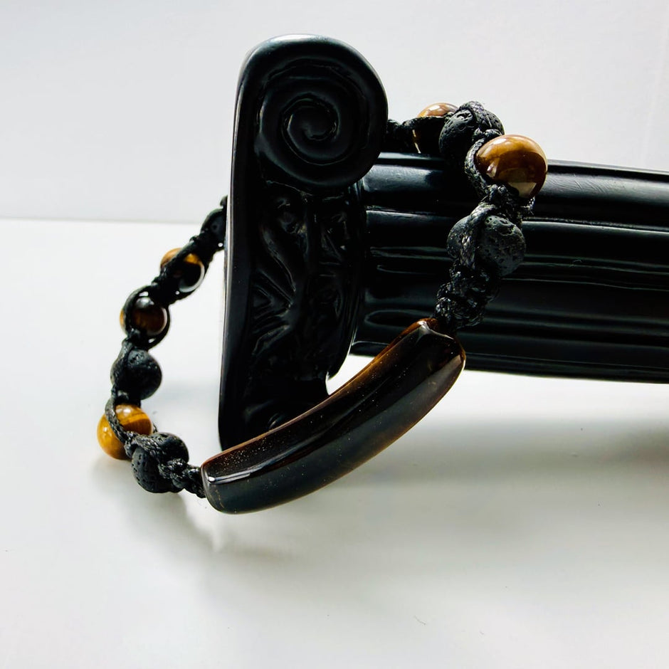 Geknüpftes Armband mit goldenem Tigerauge und porösen Lavasteinperlen – Bracelets – mit Silber, Onyx (Produktansicht)